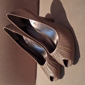 Nine West "NWPURSUITED" Size 5.5 Tan Peep Toe High Heels, EUC with TOPY soles